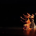 <p style="text-align: right;" dir="rtl">סילביה דוראן עם רקדניות להקת YOKO KOMATSUBARA - יפן<br />ASTURIAS <br />מתוך המופע ANDALLUCIA LEJANA<br />פסטיבל "תל אביב דנס 2009"<br />אולם סוזן דלל <br />צילום: דדי ליפשיץ</p>